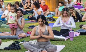 Matlar çimlere serildi Kültürpark'ta yoga rüzgarı esti