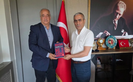 Mesut Öztürk’ten Kaymakam Güney’e Helvacı kilimi kitabı