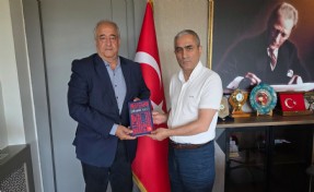Mesut Öztürk’ten Kaymakam Güney’e Helvacı kilimi kitabı