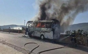 Muğla'da minibüs alev alev yandı