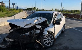 Otobüsle çarpışan otomobilin sürücüsü yaralandı