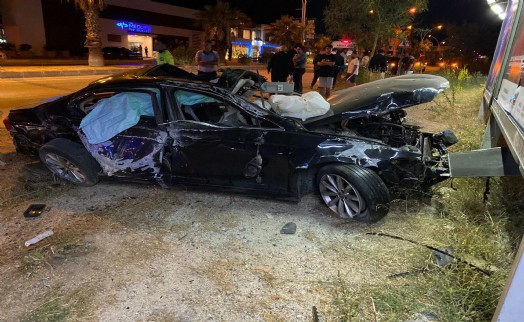 Otomobil, kavşakta takla attı; 2'si ağır 3 yaralı