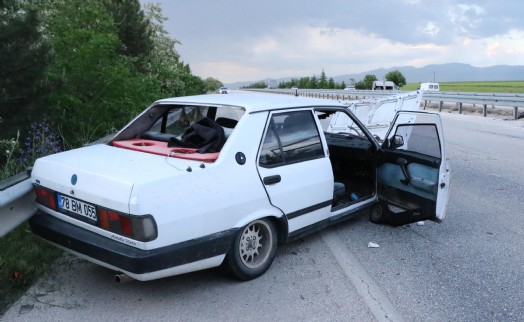 Otomobil refüje çarptı: 4 yaralı