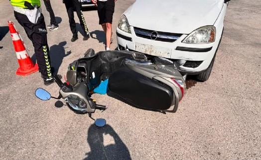 Otomobilin çarptığı motosikletteki iki kişi yaralandı
