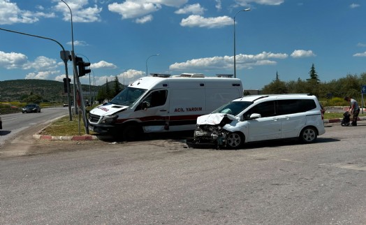 Özel ambulansın karıştığı trafik kazasında 7 yaralı