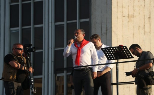 Özel’den İzmir’de ‘butlan’ çıkışı: Onlar bir elin parmağıyken biz on binlerle çay içiyoruz!
