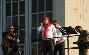 Özel’den İzmir’de ‘butlan’ çıkışı: Onlar bir elin parmağıyken biz on binlerle çay içiyoruz!