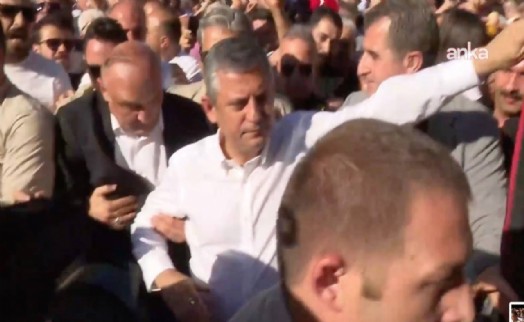 Özel’e Gaziantep’te yoğun ilgi: Kalabalıktan esnaf ziyaretini yapamadı