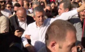 Özel’e Gaziantep’te yoğun ilgi: Kalabalıktan esnaf ziyaretini yapamadı