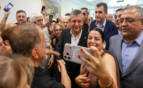 Özgür Özel Diyarbakır Havalimanı'nda zılgıtlarla karşılandı