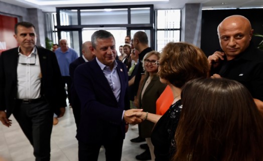 Özgür Özel İzmir’de yakın arkadaşının annesinin cenaze törenine katıldı