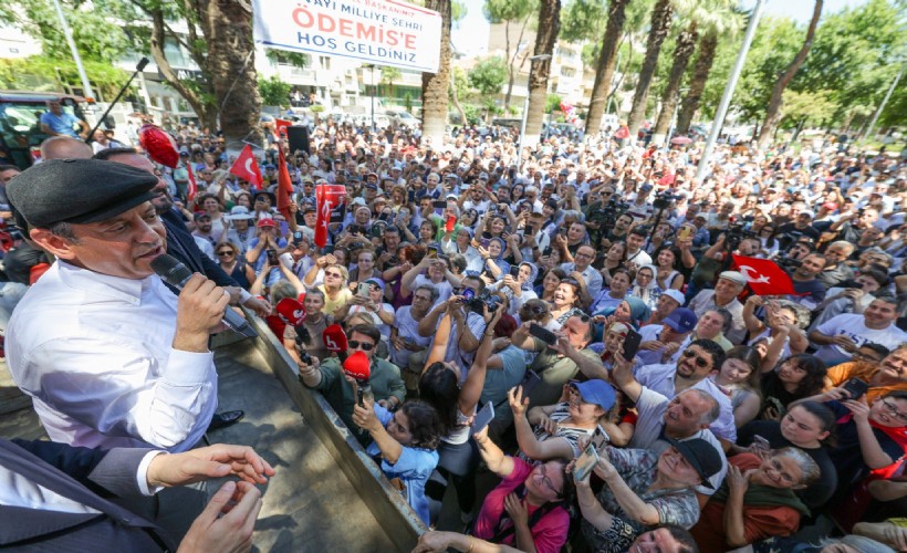Özgür Özel, Ödemiş’te traktör römorku üzerinde açıkladı: Yeni bir yürüyüşün, siyasetin içindeyiz!