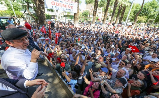 Özgür Özel, Ödemiş’te traktör römorku üzerinde açıkladı: Yeni bir yürüyüşün, siyasetin içindeyiz!
