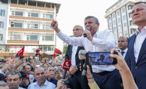 Özgür Özel'den Gaziantep'te sert mesaj: '30 yıl muhalefet lideri olacağıma 3 gün bile o koltukta oturmam'