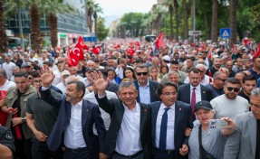 Özgür Özel'e vatandaşın desteği bulvarları miting alanına çevirdi: 'Sen nereye biz oraya'