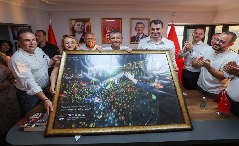 Özgür Özel’in parçalanan fotoğrafı alternatif il binasına asıldı