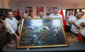 Özgür Özel’in parçalanan fotoğrafı alternatif il binasına asıldı