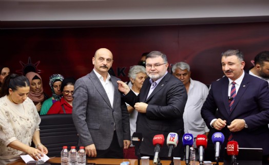 Bilal Saygılı AK Parti’ye katılan 370 kişiye rozet taktı