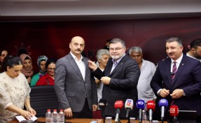 Bilal Saygılı AK Parti’ye katılan 370 kişiye rozet taktı