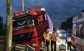 Şoförü rahatsızlanan TIR, refüjdeki bariyerlere çarptı