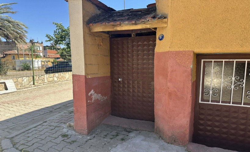 Sokak kapısına asılı poşette bebek bulundu!