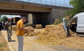 TIR'daki saman balyaları, minibüsün üzerine düştü; 1 yaralı
