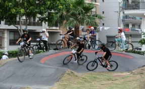 Türkiye’de bir ilk: Karşıyaka’da heyecan dolu pump track gece yarışı!