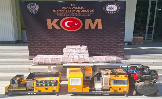 Uşak'ta baskın: 2 adreste binlerce makaron ele geçirildi