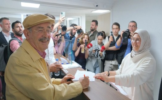 Yılmaz Büyükerşen CHP kurultayı için imza verdi