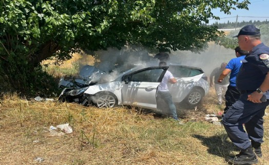 Yol kenarındaki ağaca çarptılar: 4 ağır yaralı