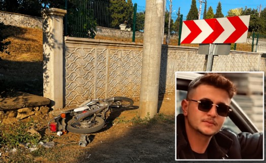 Aydınlatma direğine çarpan motosikletin genç sürücüsü öldü