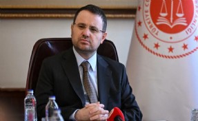 Bakan Gürlek, kazandığı tazminatı Kızılay'a bağışladı