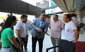 Başkan Çiçek sokakta vatandaşla iç içe