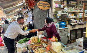 Başkan Gümrükçü tarihi çarşıda sokağa indi