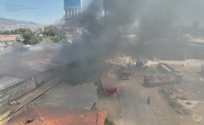 Bayraklı’daki yangın büyümeden kontrol altına alındı: Alevlerin iş yerlerine sıçraması engellendi!
