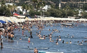 Bodrum’da sıcak havada turistlerin deniz keyfi