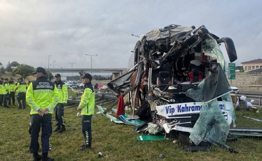 Bolu'da yolcu otobüsü kaza yaptı: 5'i ağır 15 kişi yaralandı
