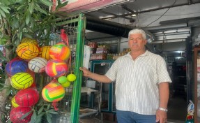 Bornova'daki bu bakkala giren 90'lı yıllara yolculuk yapıyor