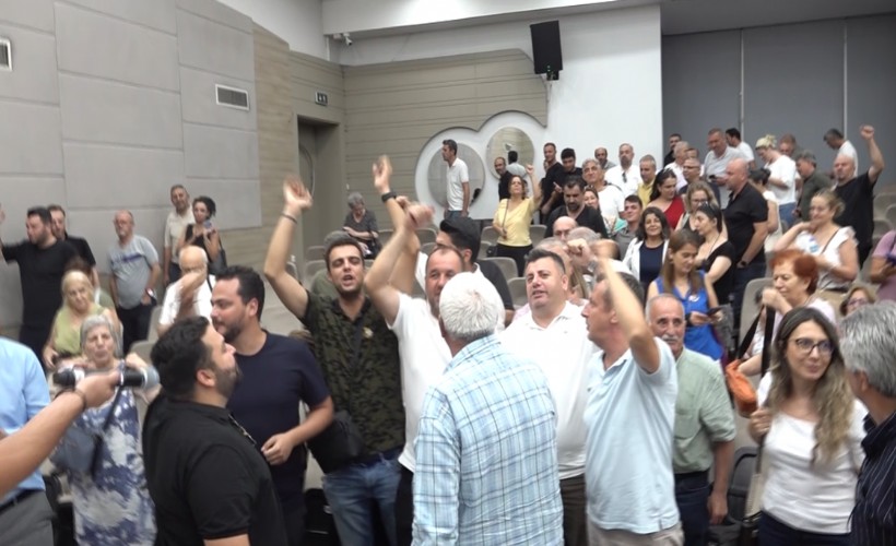 Bornova’da toplu istifa: Gençlik Marşı’yla CHP'ye veda ettiler