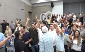 Bornova’da toplu istifa: Gençlik Marşı’yla CHP'ye veda ettiler