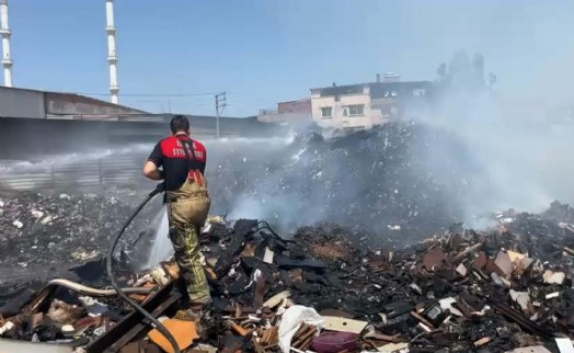 Buca'da çöplüğe dönüşen alanda ucuz atlatılan yangın