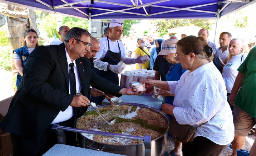 Buca Belediyesi Başkan Vekili Benzer vatandaşlara aşure ikramında bulundu