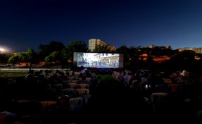 Büyükşehir'den Karabağlar'da açıkhava film keyfi