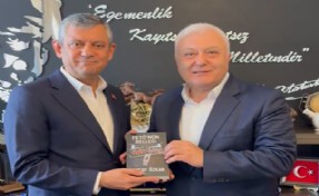 CHP'li Özkan’dan Özel’e anlamlı hediye: 'Bu günleri de birlikte atlatacağız'