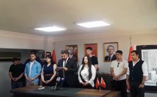 CHP’li gençlerden Nalbantoğlu’na ‘dinozor’ göndermesi: 'Tarihin gerisinde kalacaklar'