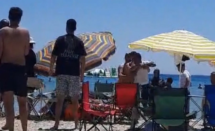 Çeşme Altınkum Plajı'nda 'şemsiye' kavgası: Yumruklar havada uçuştu