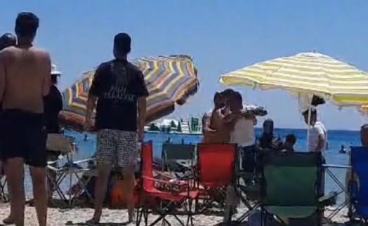 Çeşme Altınkum Plajı'nda 'şemsiye' kavgası: Yumruklar havada uçuştu