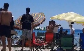 Çeşme Altınkum Plajı'nda 'şemsiye' kavgası: Yumruklar havada uçuştu