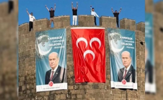 DEM Parti'nin kalesinde Bahçeli posteri