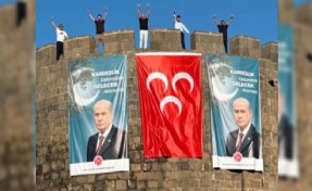 DEM Parti'nin kalesinde Bahçeli posteri